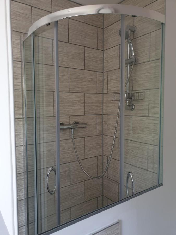 Cheerful 1 Private Room-Ensuite With Free Parking Silverdale  Exterior foto